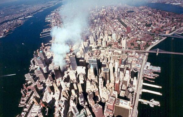 Вид с воздуха на руины башен-близнецов Всемирного торгового центра в Нью-Йорке, взорванного террористами 11 сентября. - Sputnik Таджикистан