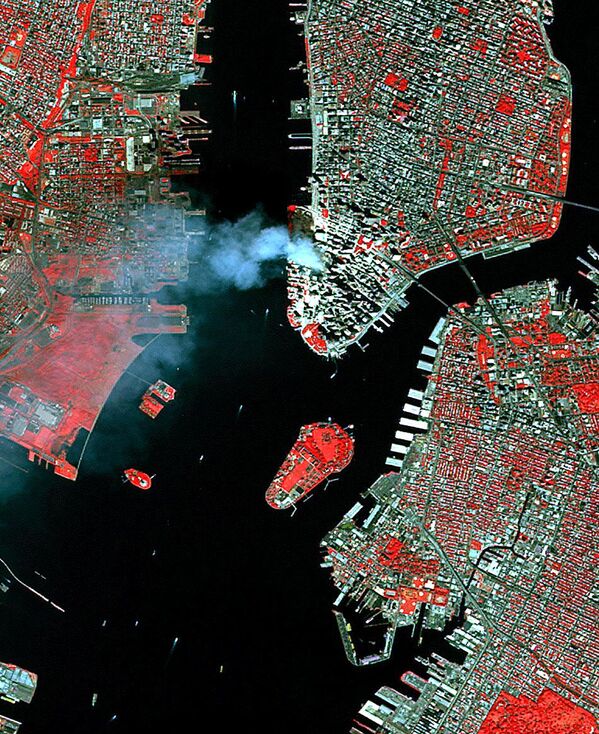 Снимки, сделанные спутником над Нью-Йорком 12 сентября 2001 года - на следующий день после смертоносных атак. - Sputnik Таджикистан