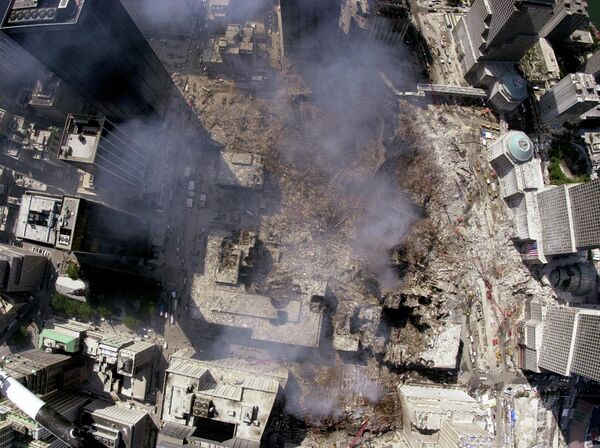 Обломки башен-близнецов горят даже спустя неделю после ужасающего происшествия. - Sputnik Таджикистан
