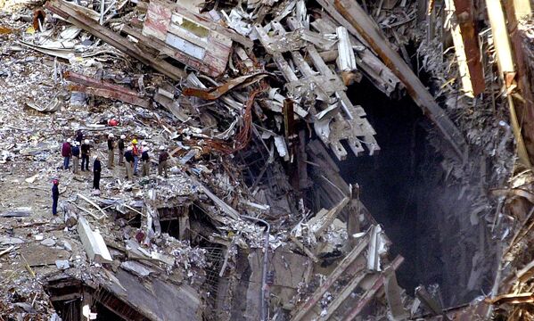 Бригады спасателей осматривают руины - зачистка и поиск жертв теракта 11 сентября продолжается. - Sputnik Таджикистан