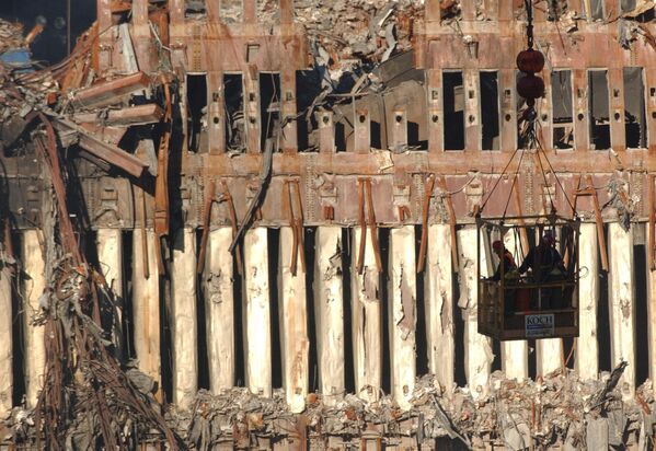 Северная башня Всемирного торгового центра - спасатели ищут погребенных в руинах после взрыва. - Sputnik Таджикистан