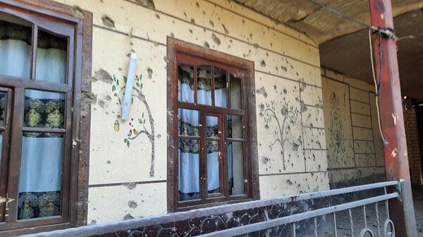 Повреждённые дома жителей деревни Чоркух из-за перестрелки на границе Таджикистана и Кыргызстана - Sputnik Тоҷикистон
