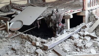 Повреждённые дома жителей деревни Чоркух из-за перестрелки на границе Таджикистана и Кыргызстана