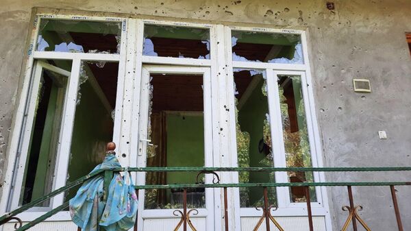 Повреждённые дома жителей деревни Чоркух из-за перестрелки на границе Таджикистана и Кыргызстана - Sputnik Таджикистан