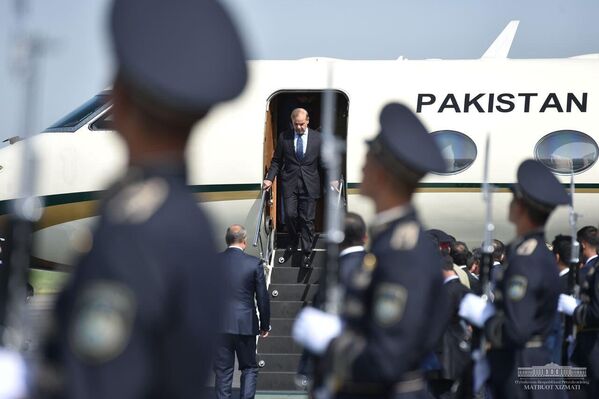 Премьер-министр Пакистана Шахбаз Шариф также после прилета посетил мемориальный комплекс &quot;Хазрати Хизр&quot; и почтил память первого президента Узбекистана. - Sputnik Таджикистан