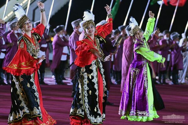 А также красочный хорезмский танец в окружении десятков народных музыкантов.  - Sputnik Таджикистан
