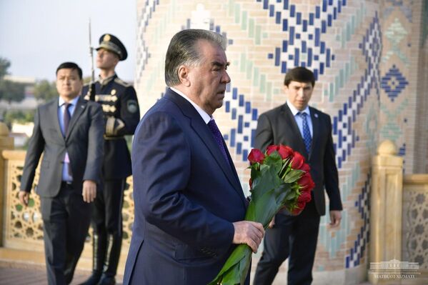 Таджикский лидер, который прибыл на саммит глав государств ШОС утром 15 сентября, сразу из международного аэропорта отправился на могилу первого президента Узбекистана Ислама Каримова, где возложил цветы и совершил дуа (молитву). - Sputnik Таджикистан