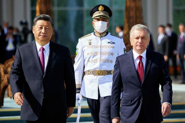 Одним из первых в Самарканд прибыл глава Китая Си Цзиньпин, его лично встречал президент Узбекистана Шавкат Мирзиёев. - Sputnik Таджикистан