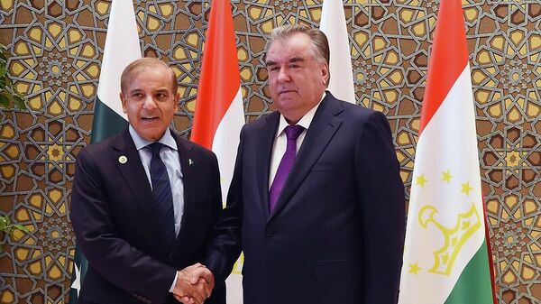 Президент Таджикистана Эмомали Рахмон и премьер-министр Пакистана Шахбаз Шариф - Sputnik Таджикистан