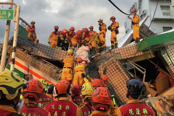 Спасательная операция на месте обрушенного здания после землетрясения магнитудой 6,9 на востоке Тайваня. - Sputnik Таджикистан