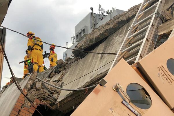 Спасательная операция на месте схлопнувшегося от стихийного бедствия строения. - Sputnik Таджикистан