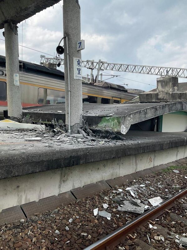 Поврежденная платформа одной из железнодорожных станций Тайваня. - Sputnik Таджикистан