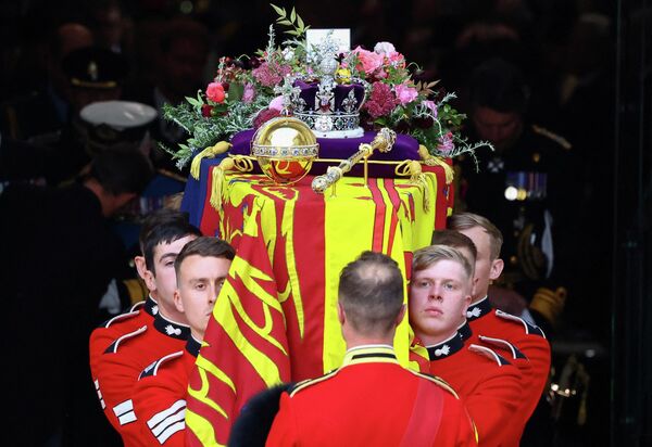 В течение четырех дней до церемонии погребения гроб с телом королевы стоял в Вестминстер-холле, где официальные делегации из разных стран мира и ее подданные смогли с ней проститься. - Sputnik Таджикистан