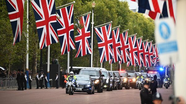 Кортеж прибывает к Вестминстерскому дворцу в Лондоне, где проходит прощание с королевой Великобритании Елизаветой II - Sputnik Таджикистан