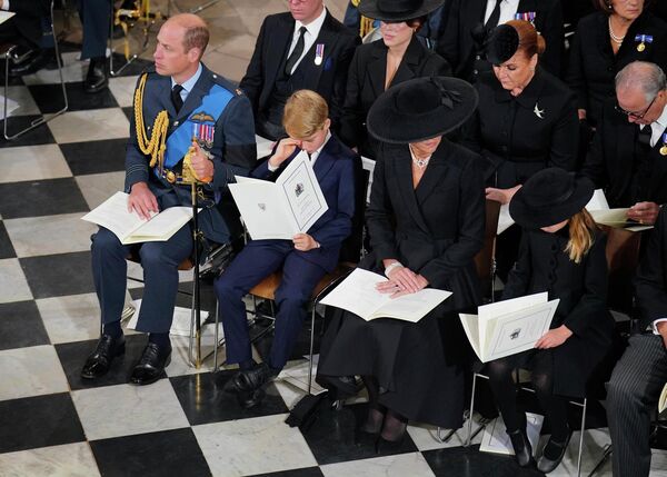 К церемонии также присоединились принц Джордж и принцесса Шарлотта, дети принца Уильяма и Кейт Миддлтон, и другие члены королевской семьи. - Sputnik Таджикистан