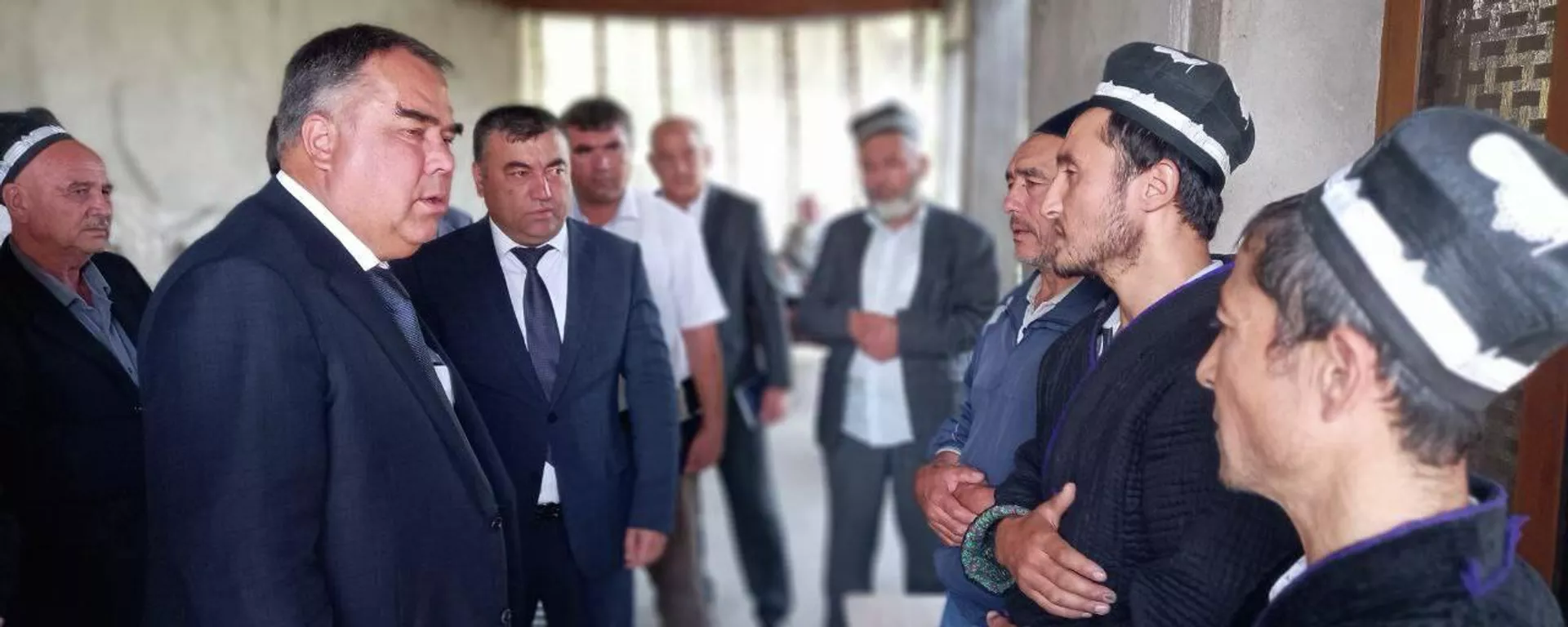 Боздиди Раҷаббой Аҳмадзода, раиси вилояти Суғд, аз хонаи қурбониёни даргирӣ дар марз бо Қирғизистон - Sputnik Тоҷикистон, 1920, 20.09.2022