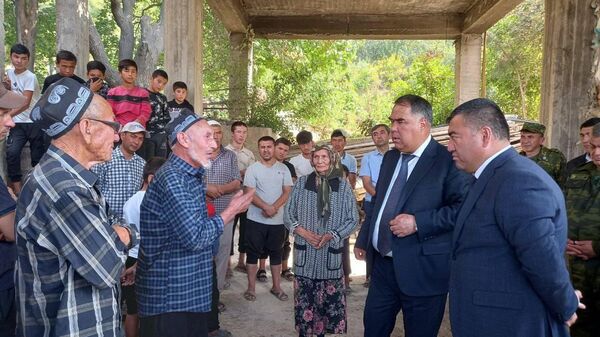 Председатель Согдийской области Раджаббой Ахмадзода посетил дома погибших при конфликте на таджикско-кыргызской границе - Sputnik Таджикистан