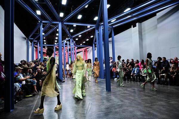 В пятницу зрителям Недели моды покажут коллекции Tod’s и Versace. - Sputnik Таджикистан