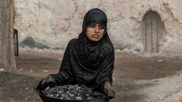 9-летняя афганская девочка работает на кирпичном заводе на окраине Кабула, Афганистан - Sputnik Тоҷикистон