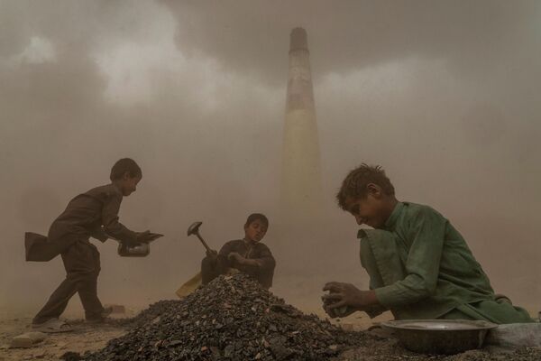 Афганские дети работают в сложных условиях на вредных производствах.  - Sputnik Таджикистан