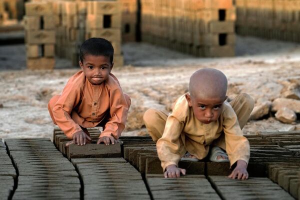 С тех пор как более года назад к власти в стране пришли талибы и окончательно рухнула экономика, число работающих детей увеличивается изо дня в день. - Sputnik Таджикистан