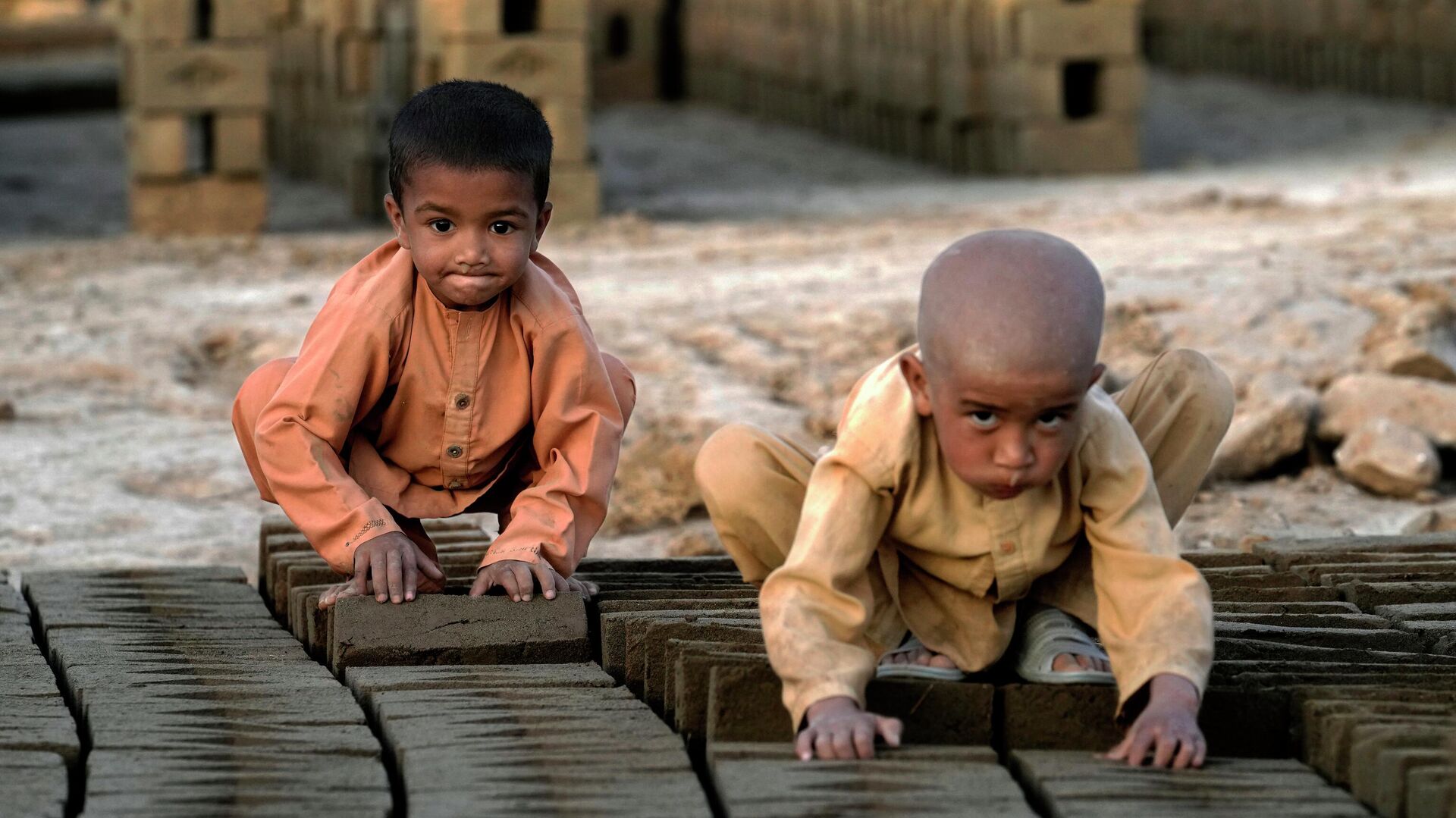 Афганские дети работают на кирпичном заводе на окраине Кабула, Афганистан - Sputnik Тоҷикистон, 1920, 20.06.2023