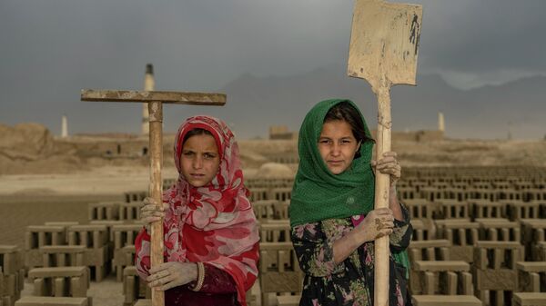 Два афганских ребенка-батрака позируют для фотографии на кирпичном заводе на окраине Кабула, Афганистан - Sputnik Тоҷикистон