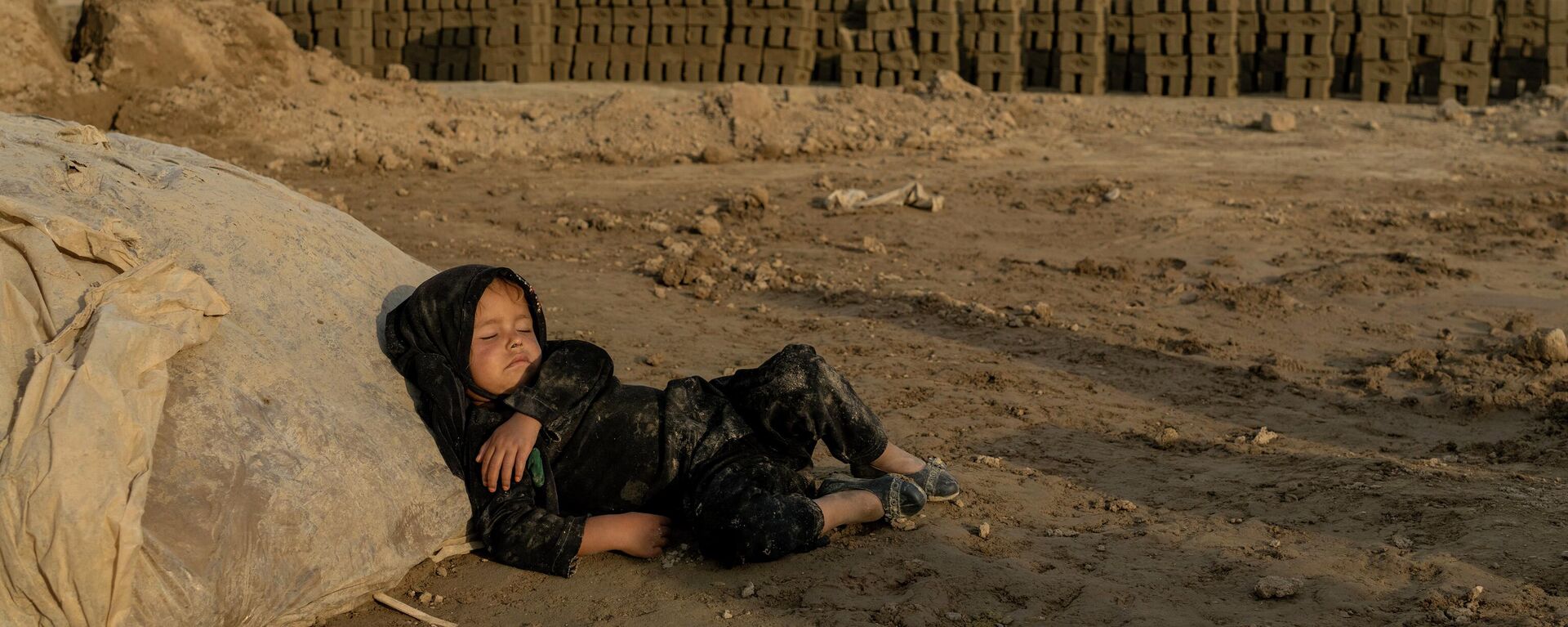 4-летняя афганская девочка спит после работы на кирпичном заводе на окраине Кабула, Афганистан - Sputnik Тоҷикистон, 1920, 27.09.2022