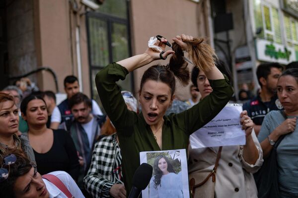 Протесты в Иране вспыхнули после смерти 22-летней студентки Махсы Амини. - Sputnik Таджикистан