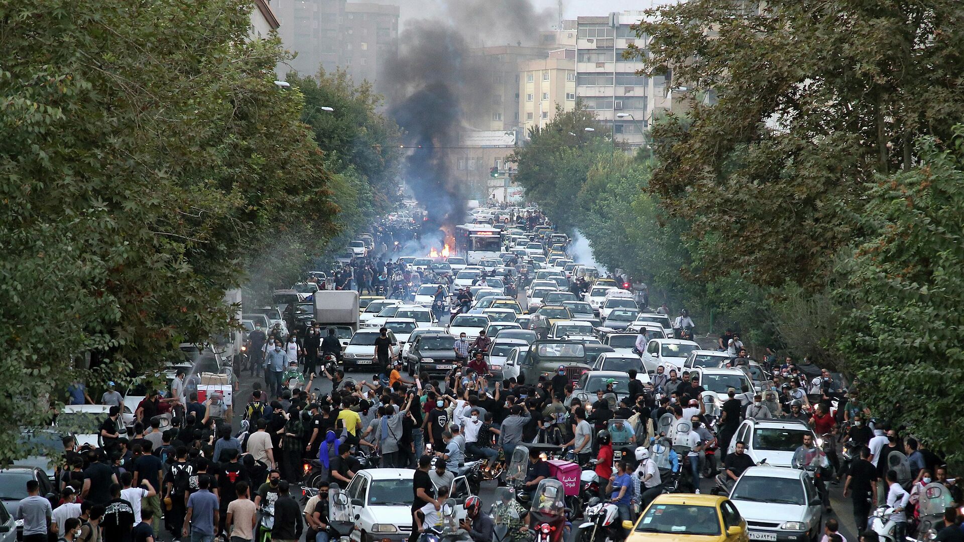 Участники акции протеста в центре Тегерана, Иран - Sputnik Тоҷикистон, 1920, 07.11.2022