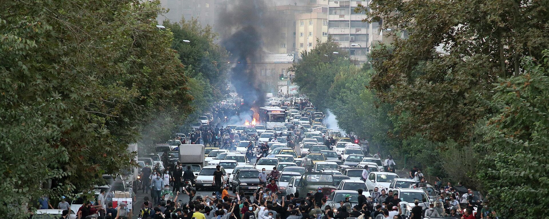 Участники акции протеста в центре Тегерана, Иран - Sputnik Тоҷикистон, 1920, 07.11.2022