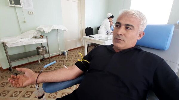 Житель Худжанда Рустам Олимзод, добровольно пришедший сдать кровь для пострадавших в конфликте на таджикско-кыргызской границе - Sputnik Таджикистан