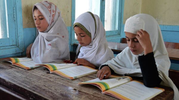 Девочки на уроке в афганской школе для девочек в Кандагаре - Sputnik Тоҷикистон