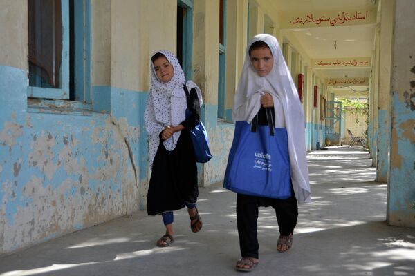 Девочки идут на занятия в школу. - Sputnik Таджикистан
