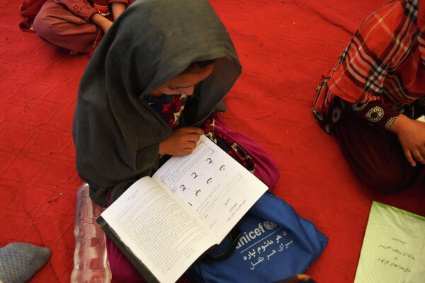 Однако Совет Кандагара в августе заблокировал открытие средних школ для афганских девочек. - Sputnik Таджикистан