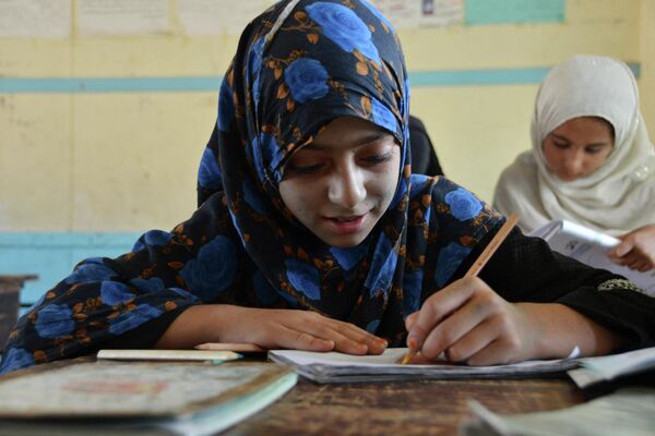 Афганская девочка в классе. - Sputnik Таджикистан
