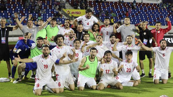 Сборная Таджикистана по футболу стала чемпионом 48-го турнира King’s Cup в Таиланде - Sputnik Таджикистан