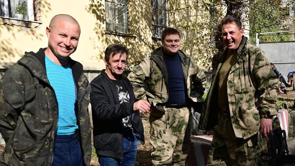 Мужчины, призванные на воинскую службу в ходе частичной мобилизации возле военного комиссариата в Чите - Sputnik Тоҷикистон