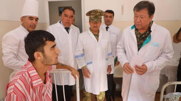 Главы МИД, ГКНБ и Согдийской области навестили раненых при конфликте на таджикско-кыргызской границе - Sputnik Таджикистан