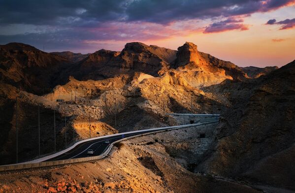 Знаменитая дорога среди скалистой горы Джебель-Хафит в Абу-Даби. - Sputnik Таджикистан