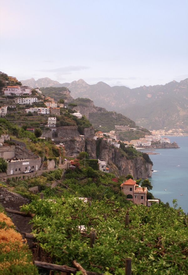 Амальфи - город на юго-западном побережье Италии, расположенный под крутыми скалами, богат серпантинными путями. - Sputnik Таджикистан