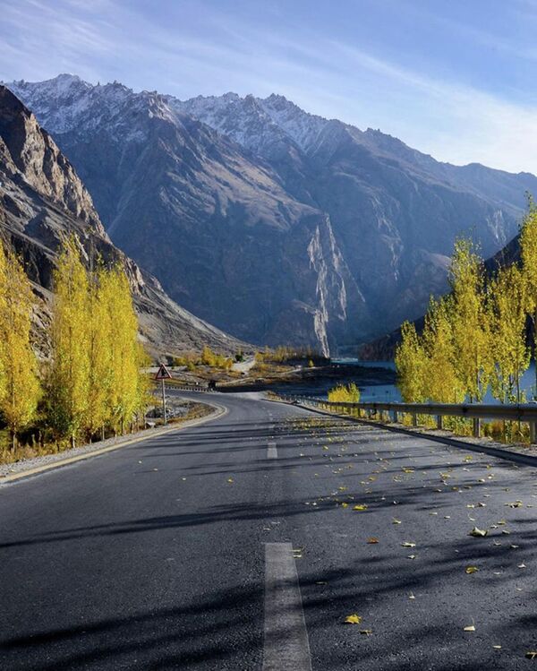 Каракорумское шоссе, или китайско-пакистанская дорога дружбы соединяет пакистанские провинции с Китаем. Дорога является популярной туристической достопримечательностью и одной из самых высоких с твердым покрытием в мире. - Sputnik Таджикистан