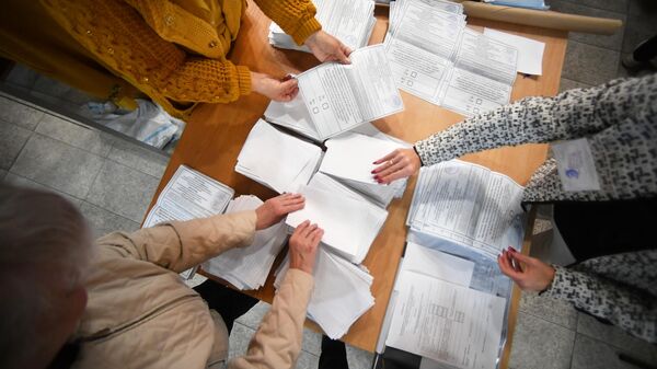 Подсчет голосов на референдумах в ЛНР, ДНР, Херсонской и Запорожской областях - Sputnik Таджикистан