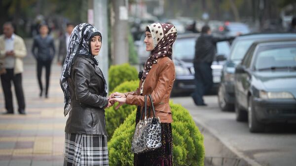 Девушки на улице в городе Душанбе в Таджикистане. - Sputnik Таджикистан