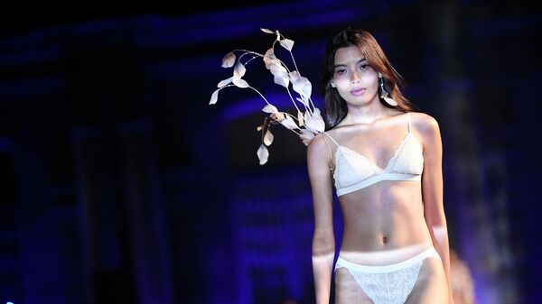 Модель во время модного показа нижнего белья на шоу Etam в рамках недели моды в Париже   - Sputnik Таджикистан
