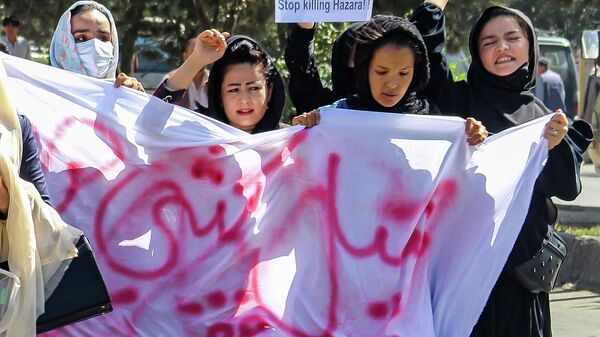 Афганские женщины с плакатами скандируют лозунги во время акции протеста проив геноцида хазарейцев на следующий день после теракта смертника в учебном центре Дашт-э-Барчи в Кабуле - Sputnik Таджикистан