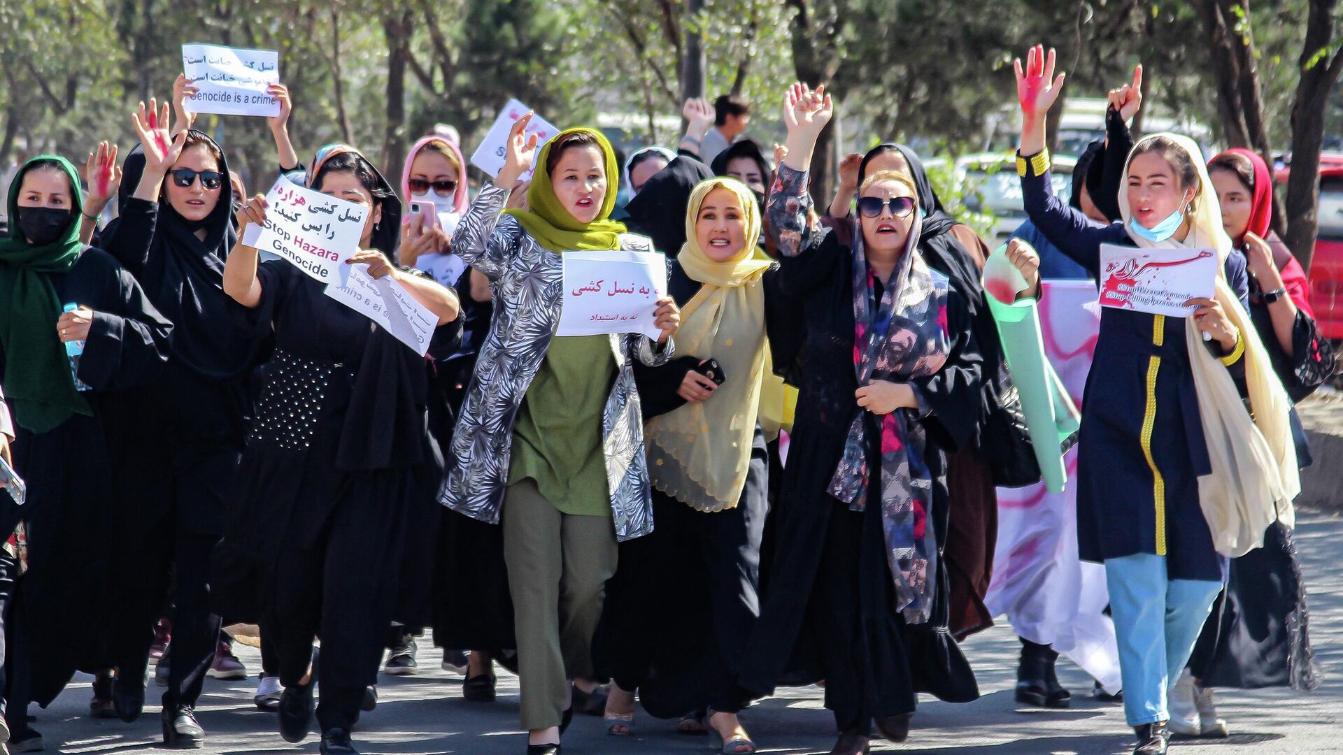 Афганские женщины с плакатами скандируют лозунги во время акции протеста проив геноцида хазарейцев на следующий день после теракта смертника в учебном центре Дашт-э-Барчи в Кабуле - Sputnik Тоҷикистон, 1920, 03.10.2022