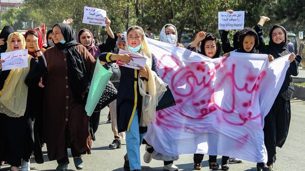 Афганские женщины с плакатами скандируют лозунги во время акции протеста проив геноцида хазарейцев на следующий день после теракта смертника в учебном центре Дашт-э-Барчи в Кабуле - Sputnik Таджикистан