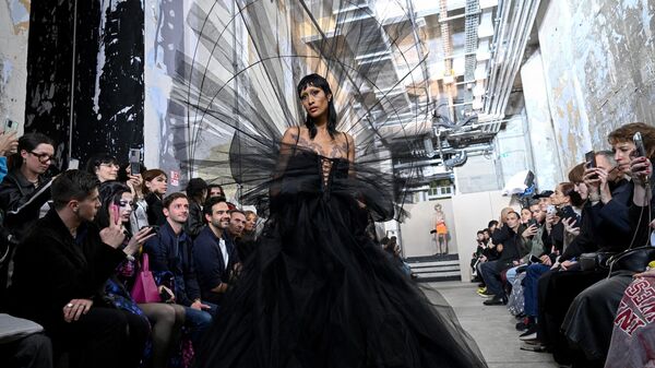 Моделm во время модного показа Weinsanto на Недели моды в Париже 2022  - Sputnik Таджикистан