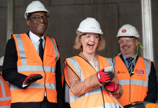 Премьер-министр Великобритании Лиз Трасс и канцлер казначейства Кваси Квартенг посещают строительную площадку кампуса медицинских инноваций в Бирмингеме. - Sputnik Таджикистан